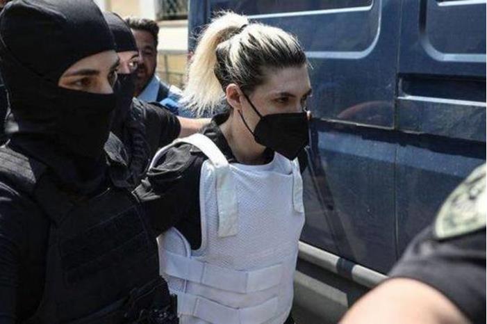 محاكمة يونانية متهمة بقتل بناتها الثلاث