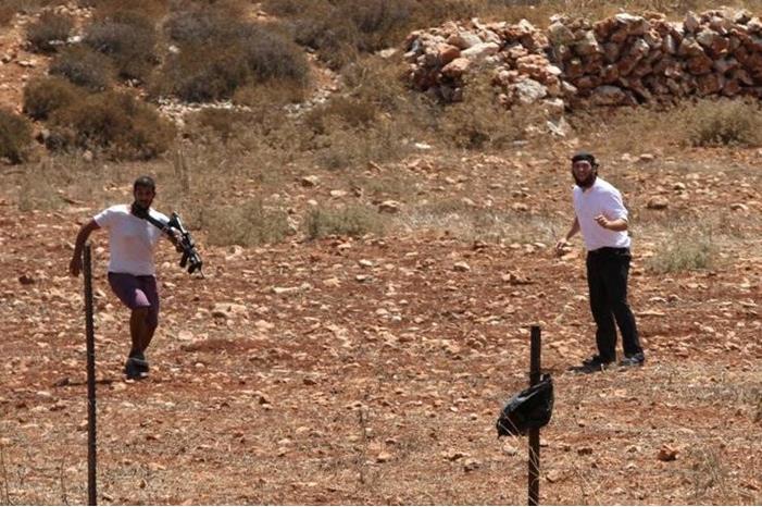 مستوطنون يسيجون أراضي بخربة الفارسية في الأغوار الشمالية