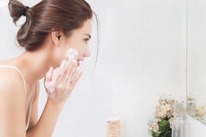 منتجات التجميل التي يجب أن تستخدمها كل امرأة