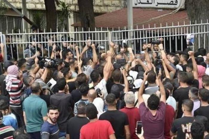 نواب يتعرضون للضرب داخل وزارة العدل في لبنان
