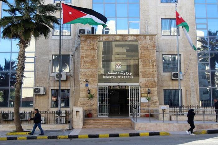 وزير العمل: 400 ألف عامل مخالف ومتسرب في السوق الأردني