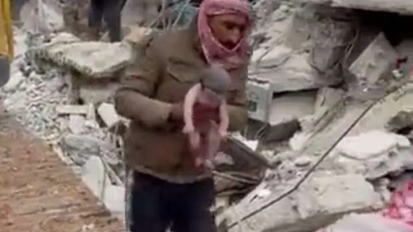 شاهد أم تلد طفلها تحت أنقاض زلزال سوريا وتفارق الحياة.. يخرج الحي من الميت