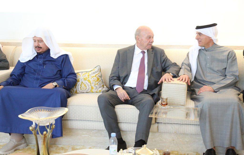 بالصور .. السديري يولم بمنزله في الرياض على شرف الفايز