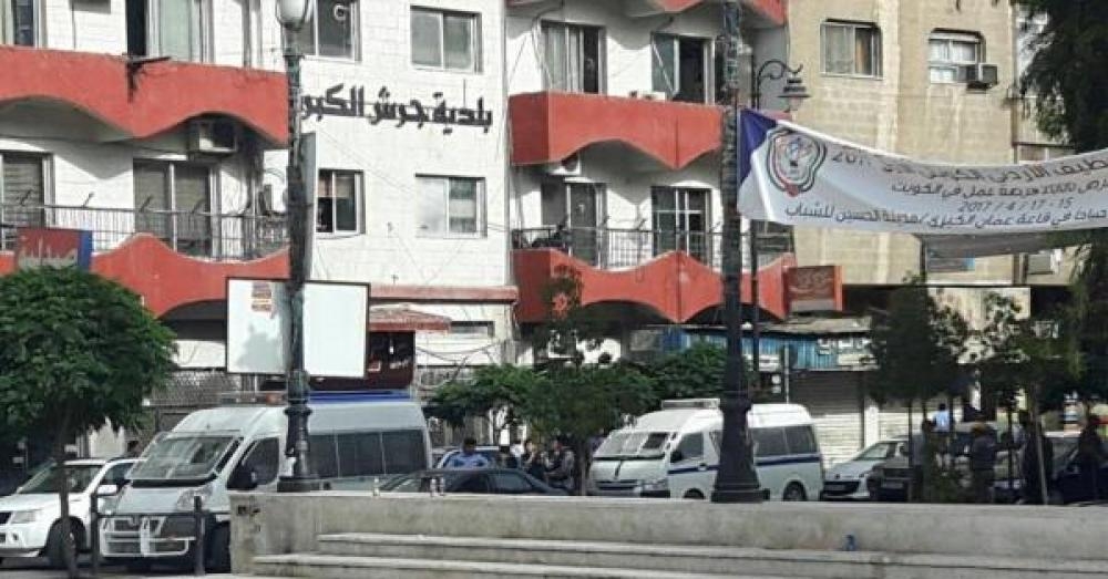 جرش كوادر البلدية تتعامل مع انهيار سور منزل على مركبة