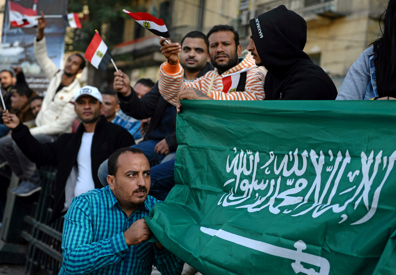 "أتاوة" تثير جدلا في مصر.. رسوم "غير دستورية" تلزم المعتمرين والحجاج بـ"باركود" للسفر إلى السعودية