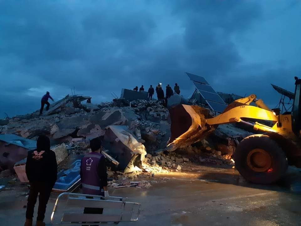شاهدوا انهيار بنايات كاملة في تركيا وسوريا بفعل الزلزال