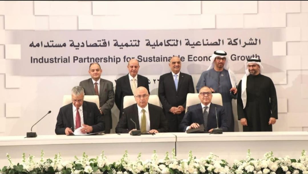 على هامش الاجتماع الثالث للجنة العليا للشراكة الصناعية لتنمية اقتصادية"البوتاس العربية" تتفق مع سي إف سي للأعلاف والكيماويات الإماراتية لتغطيةاحتياجات مجمعها الصناعي الجديد في مصر من مادة البوتاس الأردني