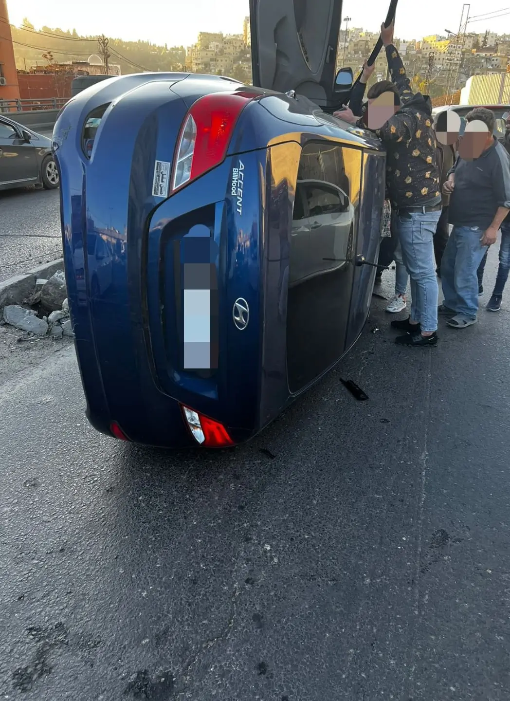 اصابة بحادث تدهور وانقلاب مركبة بعمان