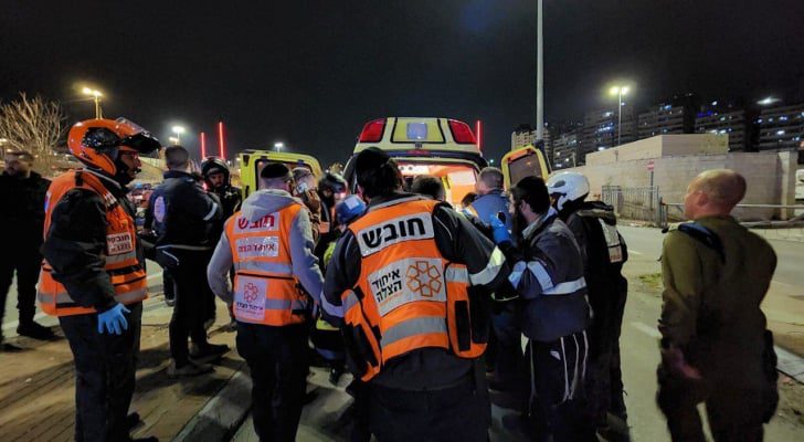إصابة جندي إسرائيلي برصاص زميله بعد محاولة منع عملية طعن