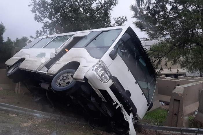 إصابتان بحادث انقلاب باص على طريق المطار