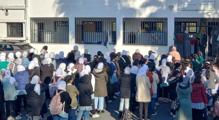 اقتحام مدرسة بنات اللبن في نابلس وتمزيق العلم الفلسطيني
