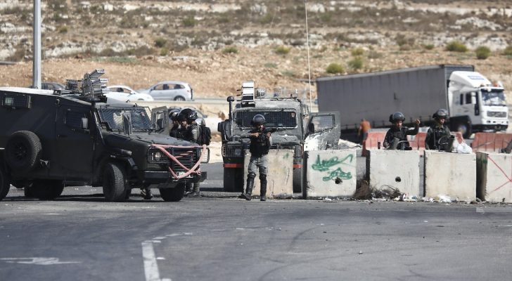 الاحتلال يحاصر أريحا لليوم التاسع ويعتقل ١٧ فلسطينيا بالضفة الغربية