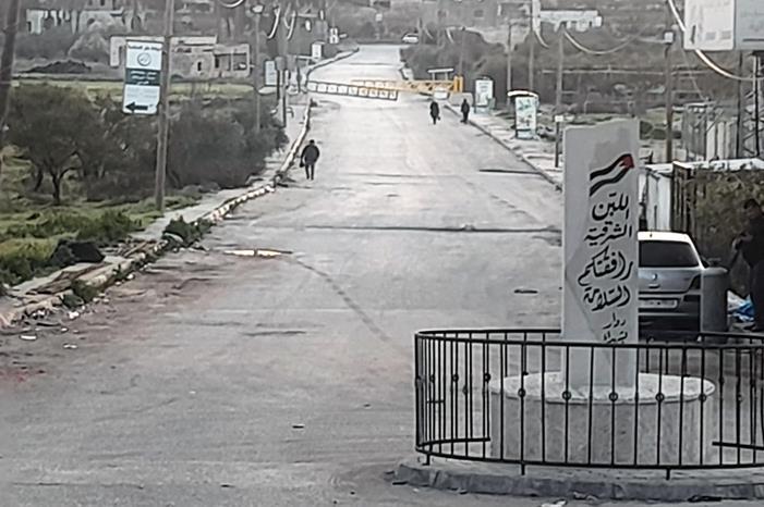 الاحتلال يواصل إغلاق مدخل اللبن الشرقية