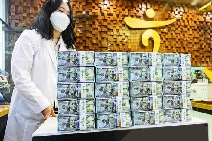 الدولار عند أدنى مستوى في أسبوعين