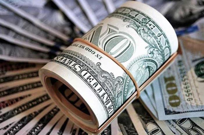 الدولار قرب أعلى مستوى خلال 6 أسابيع قبيل إعلان بيانات اقتصادية