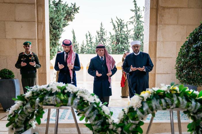 الملك وولي العهد يزوران ضريح الملك الحسين - صور