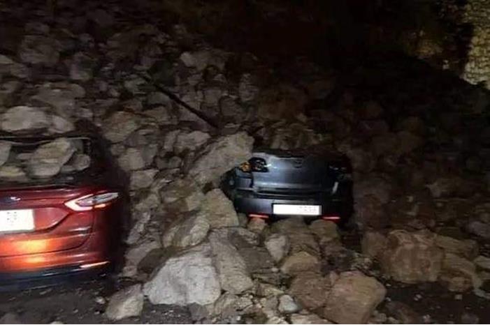 انهيار جدار استنادي على 6 مركبات في السلط ... فيديو وصور