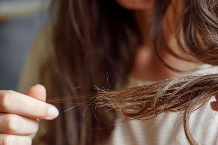تجنبي هذه العادات الصباحية.. لمنع تساقط الشعر
