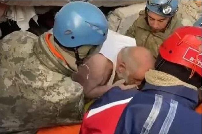 انتشال سبعيني من تحت الأنقاض في تركيا