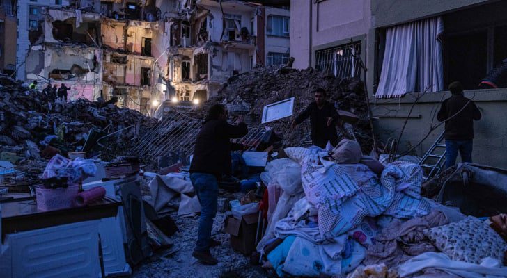 تركيا: وفاة ٣ أشخاص وإصابة ٢١٣ عقب الزلزالين الجديدين