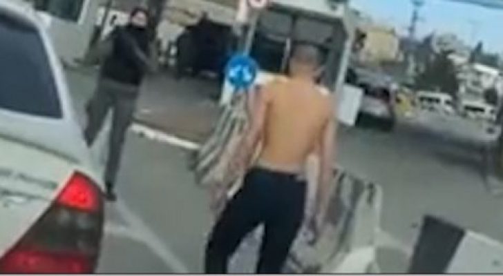جندي إسرائيلي يعتدي بوحشية على طفل على حاجز مخيم شعفاط - فيديو