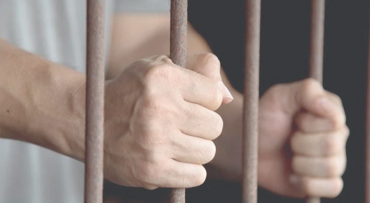 حبس شخص ٣ سنوات هدد سيدة بأداة حادة