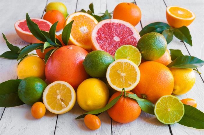 خبيرة تفسّر الرغبة في تناول الحمضيات بغياب أشعة الشمس