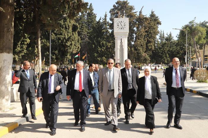 رئيس الجامعة الاردنية يدعو الطلبة للمشاركة في الأنشطة اللامنهجية