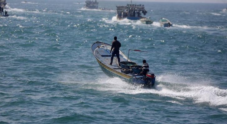 زوارق الاحتلال تهاجم مراكب الصيادين في غزة