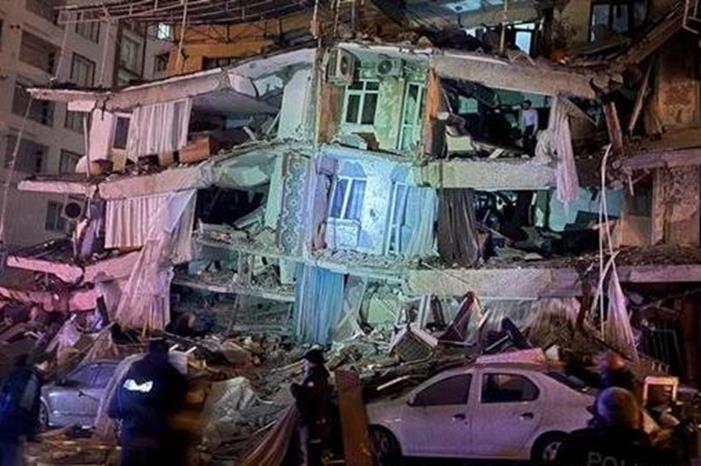 شاهد هلع وصراخ النساء والرجال لحظة وقوع الزلزال داخل مطعم في تركيا