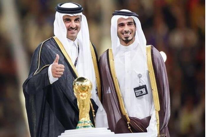 شيخ قطري يقدم عرضا رسميا لشراء مانشستر يونايتد