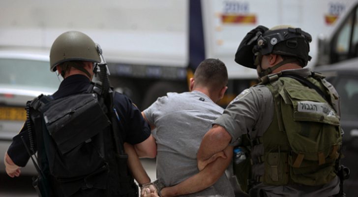 قوات الاحتلال تعتقل ٢٧ فلسطينيا في الضفة الغربية