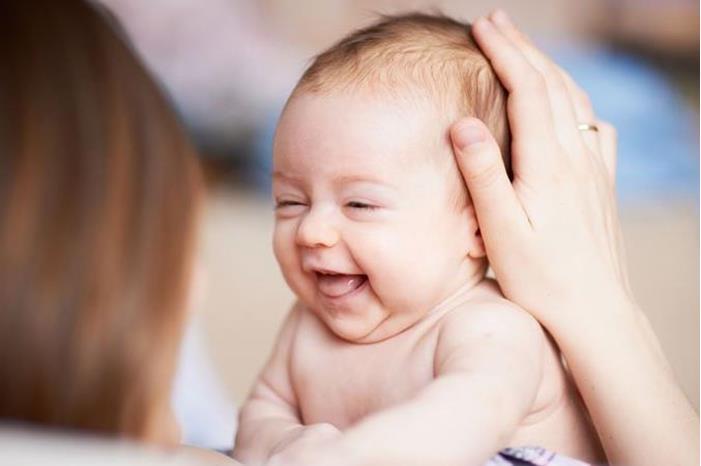 للأمهات .. هذا السلوك مع الرضيع قد يحسن من قدراته اللغوية مبكراً !