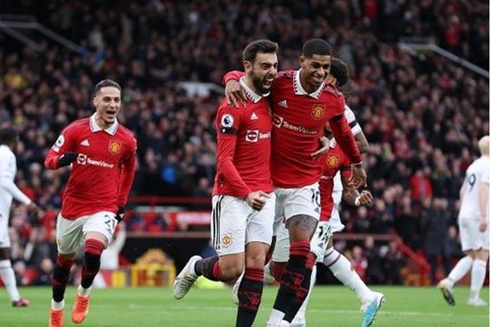 مانشستر يونايتد ضيفًا على ليدز في الدوري الإنجليزي الليلة
