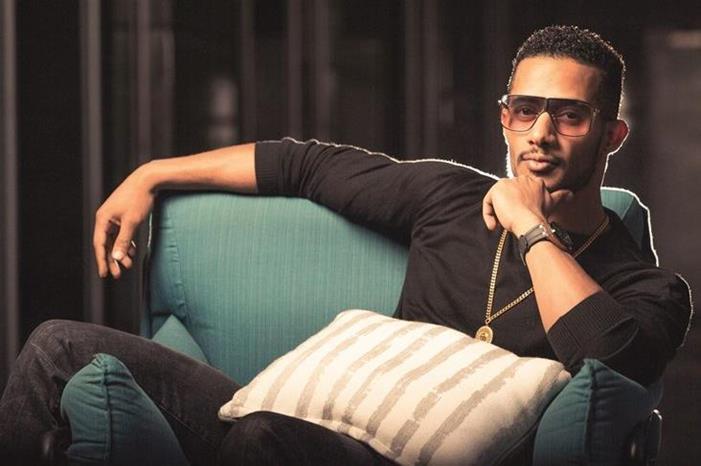 محمد رمضان يركض حافيا بعد زلزال تركيا -فيديو