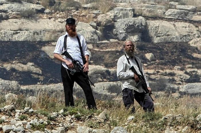 مستوطنون يحتجزون عائلة فلسطينية جنوب نابلس