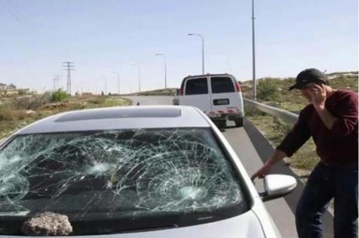 مستوطنون يهاجمون مركبات الفلسطينيين بالحجارة جنوب جنين