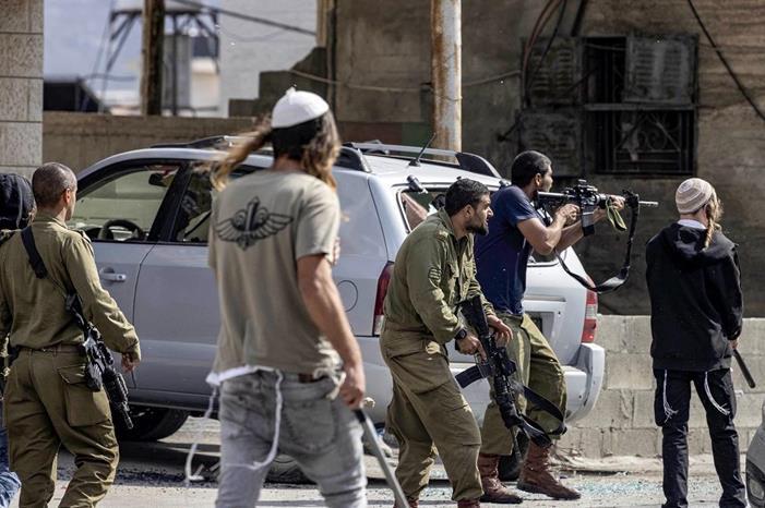مستوطنون يهاجمون منازل الفلسطينيين في بورين جنوب نابلس