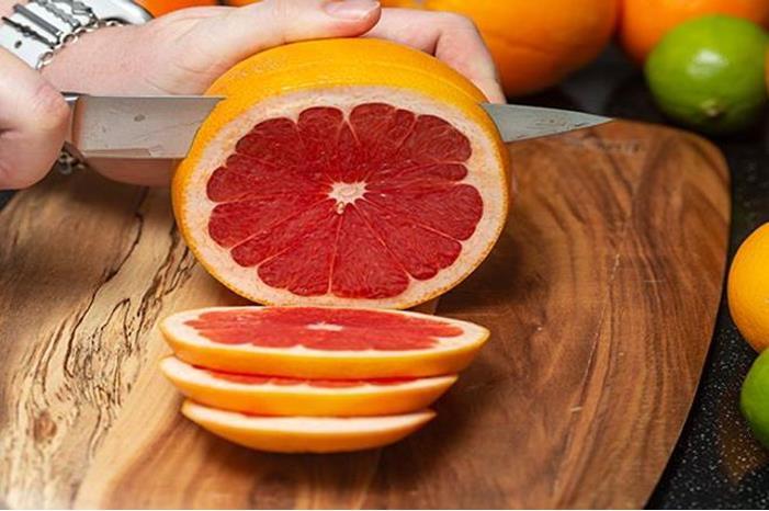 منها فقدان الوزن .. 5 فوائد للبرتقال الأحمر