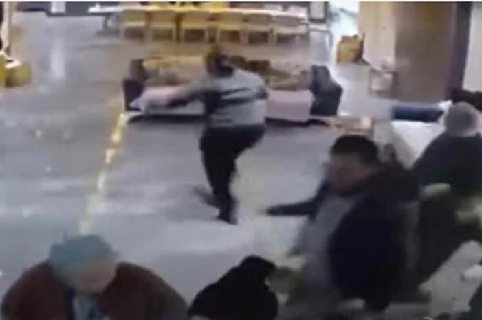 هلع ورعب داخل منزل لحظة ضرب الزلزال انطاكيا التركية- فيديو