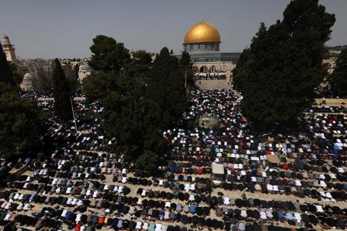 100 ألف يؤدون صلاة الجمعة الأولى من شهر رمضان في المسجد الأقصى