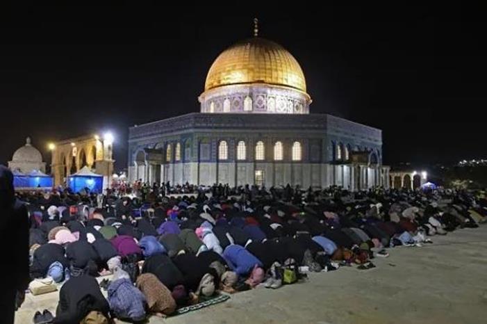 150 ألف مصل يؤدون العشاء والتراويح في المسجد الأقصى