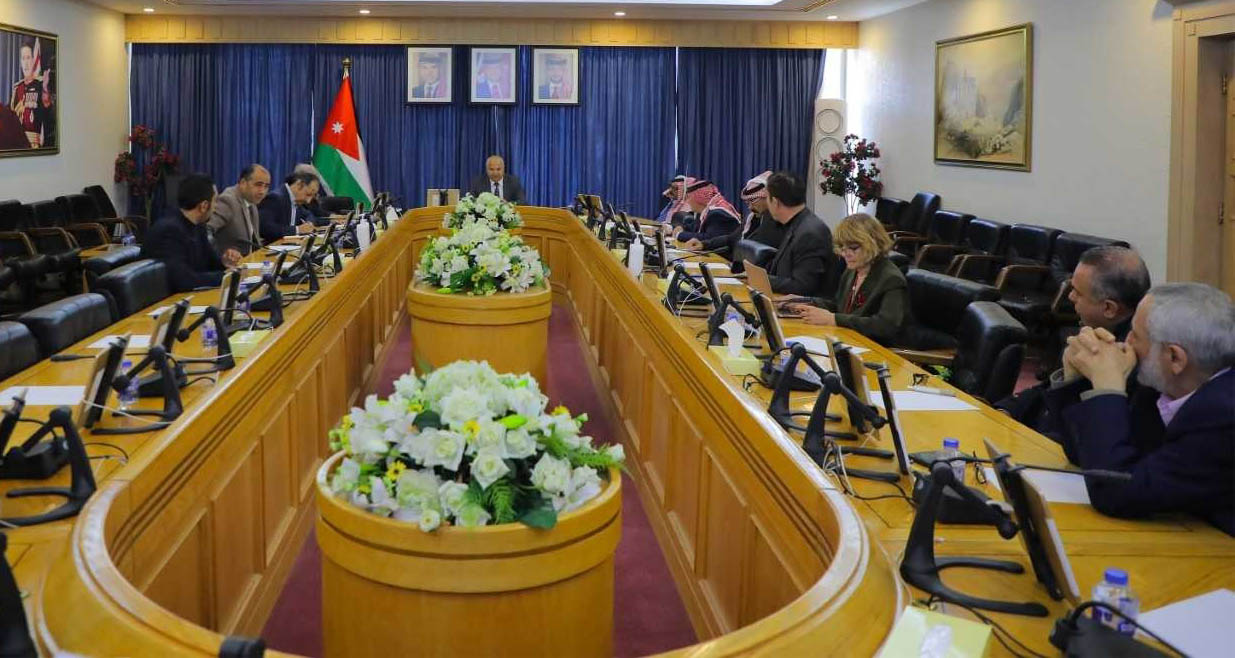 إدارية الأعيان تطلع على تقرير مراجعة مخرجات خارطة تحديث القطاع العام