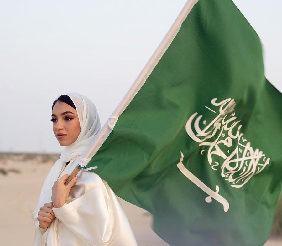 نجوم الفن يحتفلون بـ"يوم العلم" السعودي
