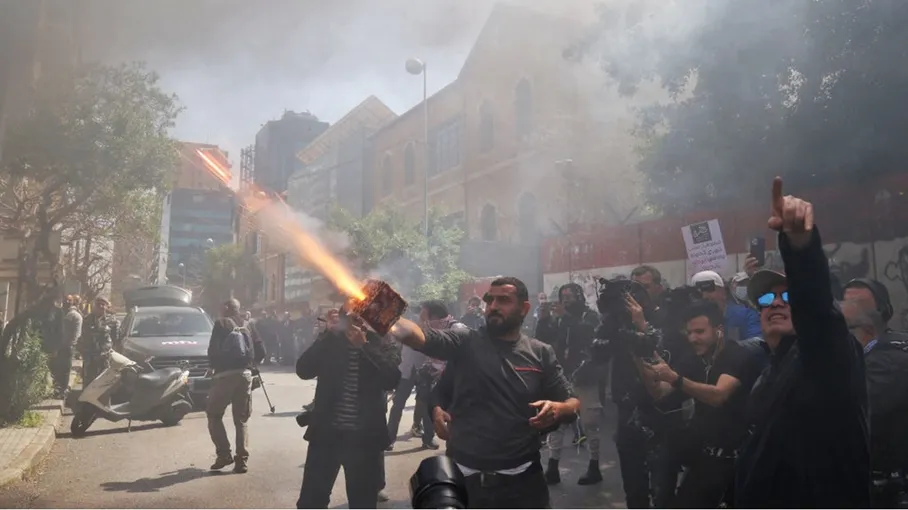 شاهدوا .. لبنانيون يهاجمون مصرف لبنان ويحاولون اقتحام بنك سوسيتيه جنرال