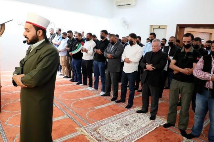 الملك يصلي الجمعة في مسجد الحرس الملكي بالعقبة