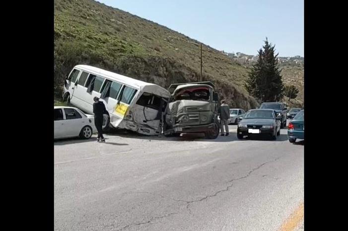 8 اصابات بحادث مروع بين 5 مركبات غرب اربد