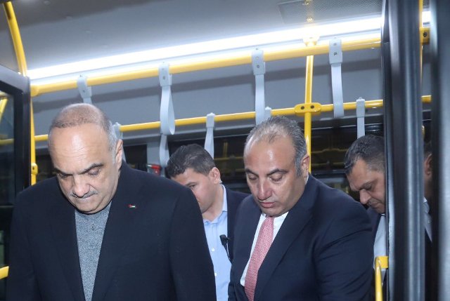 بالصور .. الخصاونة يُطلق أولى رحلات المرحلة الثانية من مشروع باص عمان