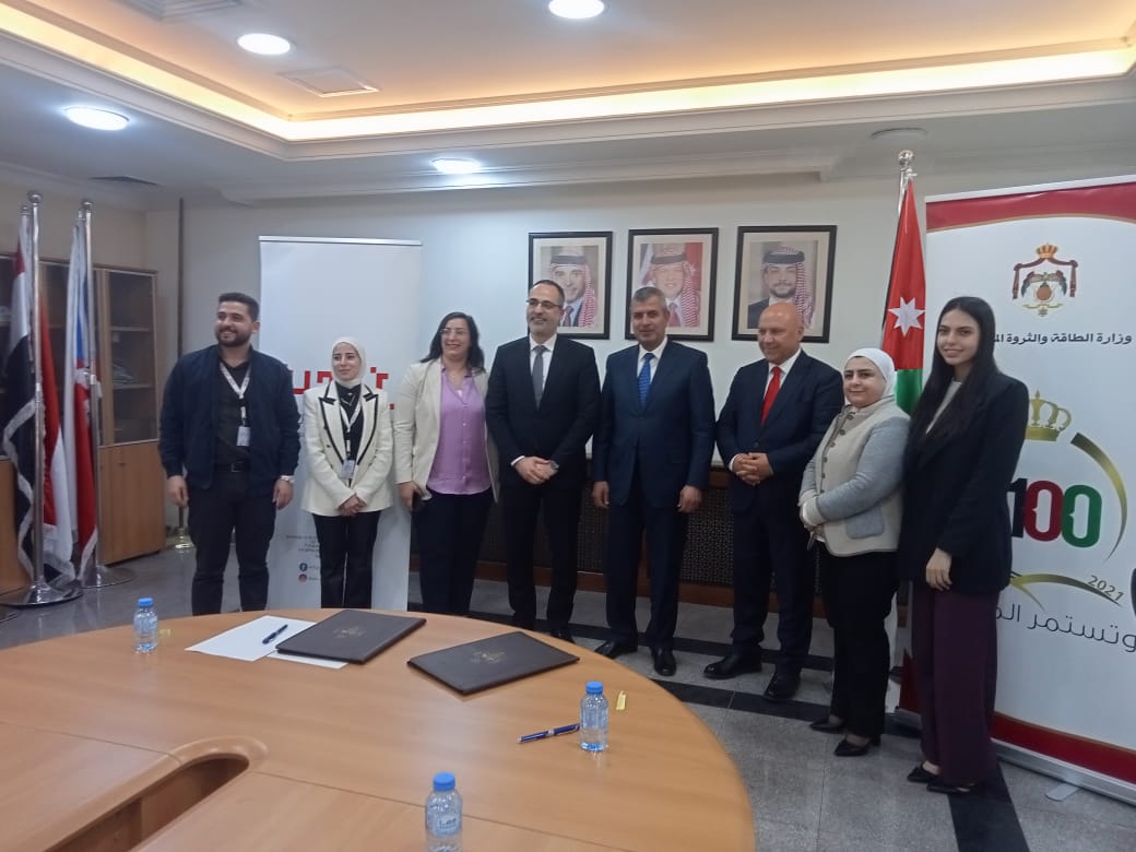 مذكرة تفاهم للتعاون بين صندوق تشجيع الطاقة المتجددة وجامعة الحسين التقنية