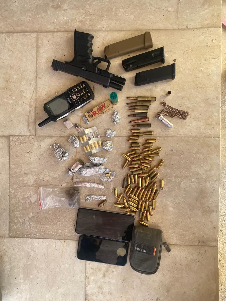 قوة أمنيّة تُلقي القبض على مطلوب مصنف بالخطر وبحوزته سلاح ناري ، شمال العاصمة